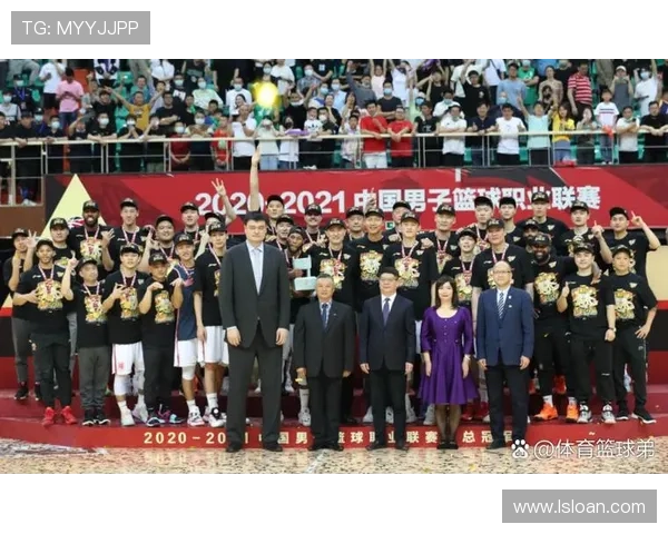 全新赛季篮球联赛开幕 多支强队激烈对决角逐冠军宝座