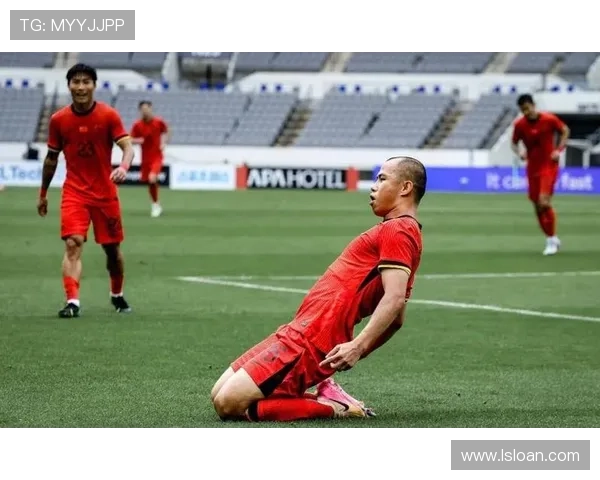 国家队世预赛关键战告捷新帅战术改革初显成效引发球迷热议并提振出线