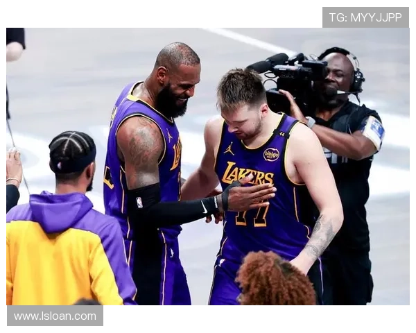 詹姆斯伤情持续关注湖人队能否在新赛季中继续争冠保持竞争力